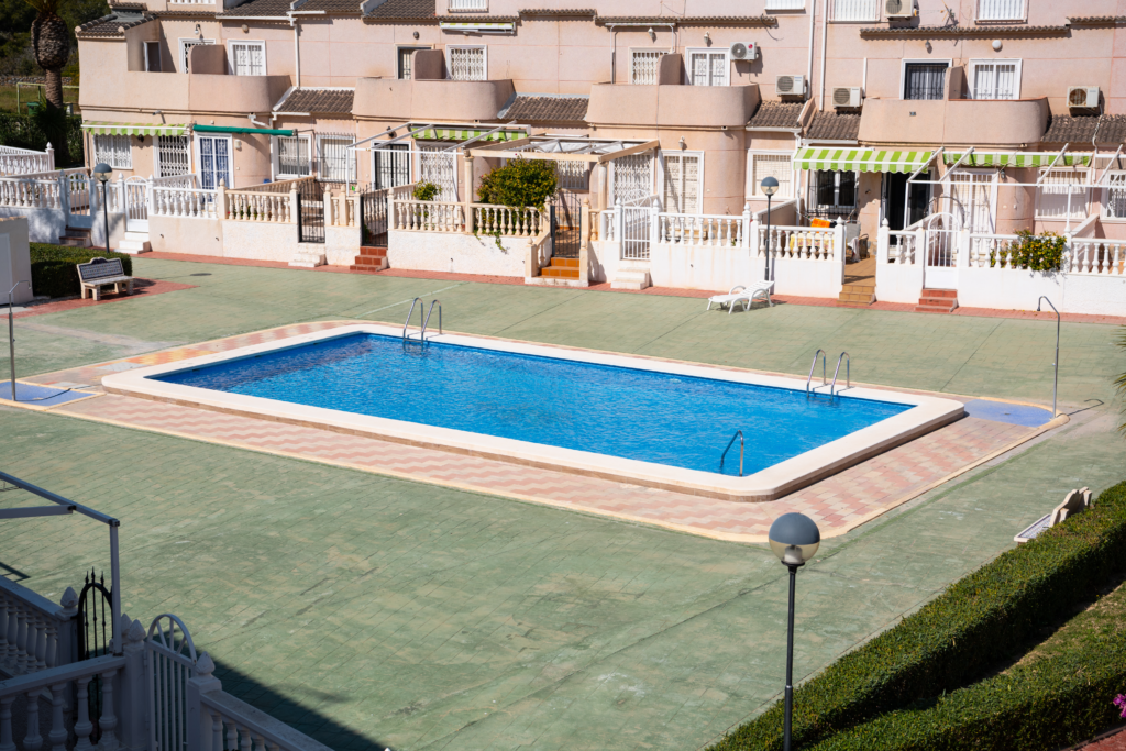 Limpieza-recintos-pinscina-oropesadelmar2